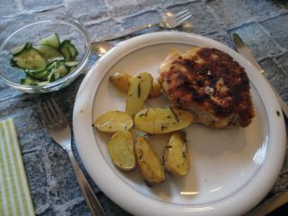 Cordon Bleu, Kräuterkartoffeln vom Blech und Dänischer Gurkensalat