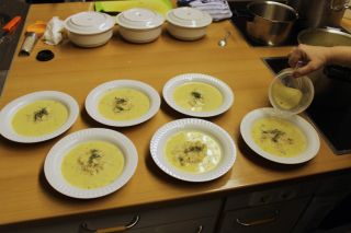 Riesling-Kräutersuppe mit Zandertatar