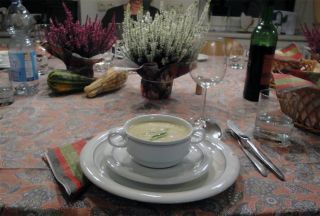 Lauchcremesuppe mit Salamiklößchen